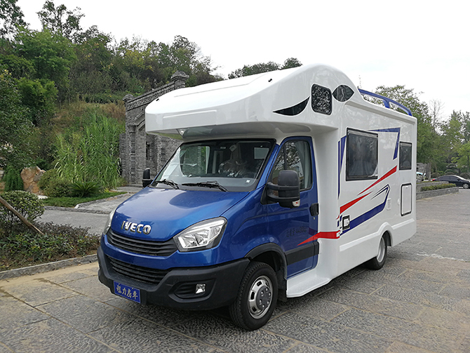 依維柯AD02歐勝C型房車(chē)時(shí)尚版