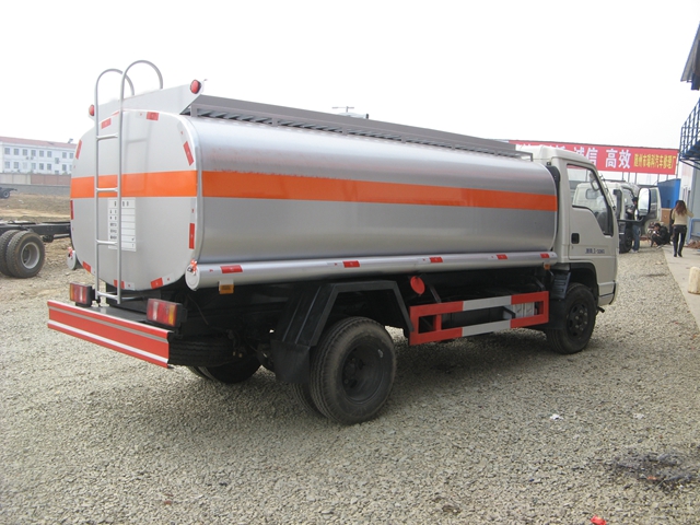 福田領航5噸油罐車