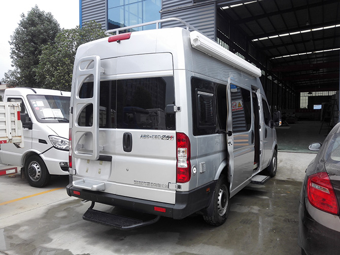 東風(fēng)御風(fēng)長(zhǎng)軸高頂B型房車